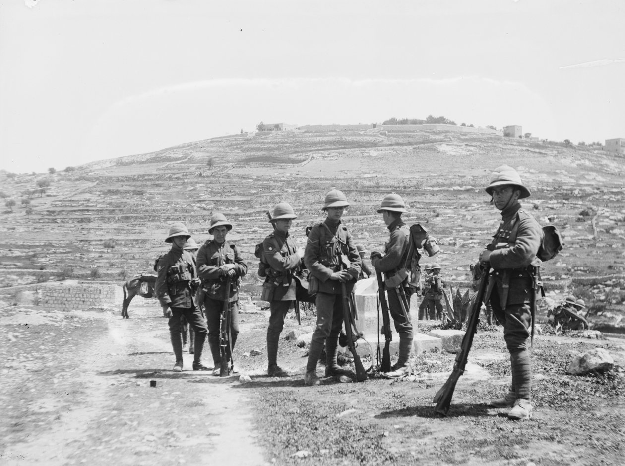 Britiske soldater uden for Jerusalem under anti-jødiske optøjer, 1920 (sort foto) af Unbekannt Unbekannt