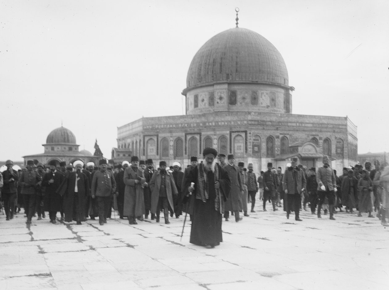 Enver Pasha og Jamal (Cemal) Pasha besøger Klippekuplen, Jerusalem, 1916 (bw foto) af Unbekannt Unbekannt