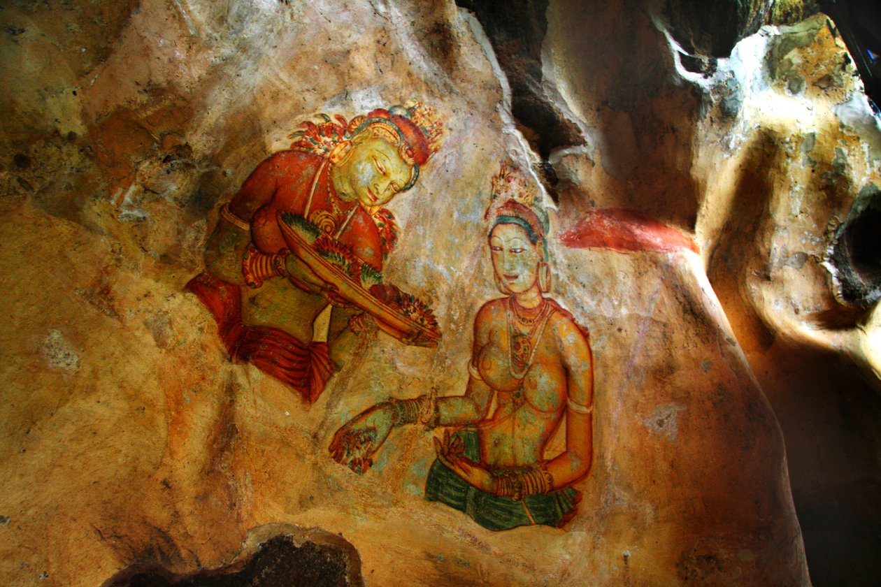 Kalkmalerier på væggen af Sigiriya-klippen i Matale-distriktet i Sri Lanka. Denne 370 meter høje lavahøj af en gammel vulkan er berømt for det befæstede paladskompleks, bygget under kong K