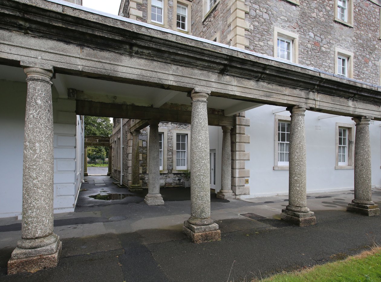 Granitsøjler i Trafalgar-blokkens søjlegang i det tidligere Royal Naval Hospital, Plymouth af Unbekannt Unbekannt