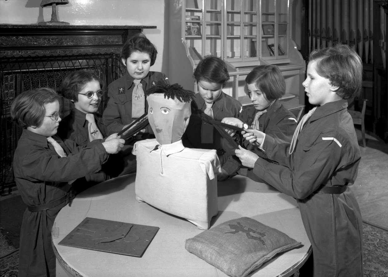 Medlemmer af Royal Victoria School for the Blind Brownie-flokken arbejder sammen, Newcastle upon Tyne, Storbritannien, januar 1962 (sort foto) af Unbekannt Unbekannt