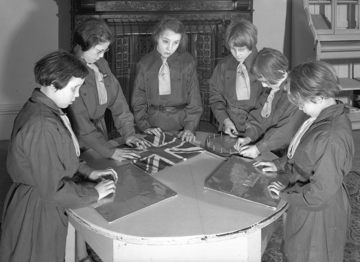 Medlemmer af Royal Victoria School for the Blind Brownie-pakken, der deltager i håndværksaktiviteter, Newcastle upon Tyne, Storbritannien, januar 1962 (bw foto) af Unbekannt Unbekannt