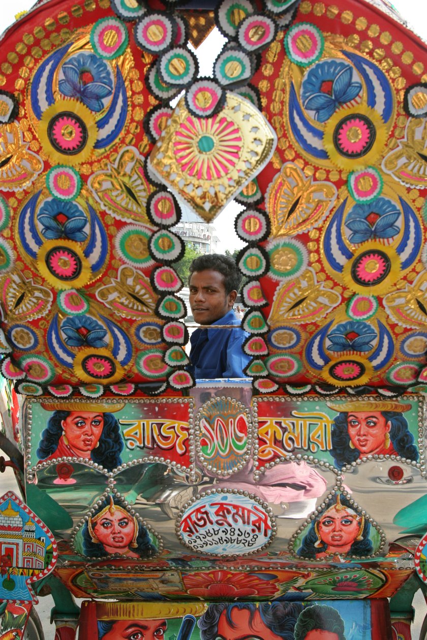 Rickshaws er et almindeligt transportmiddel i Bangladesh. Rickshaw dekoration er en populær og unik form for kunst. Normalt er billederne valgt af producenten. Billeder fra film eller religiøse a af Unknown