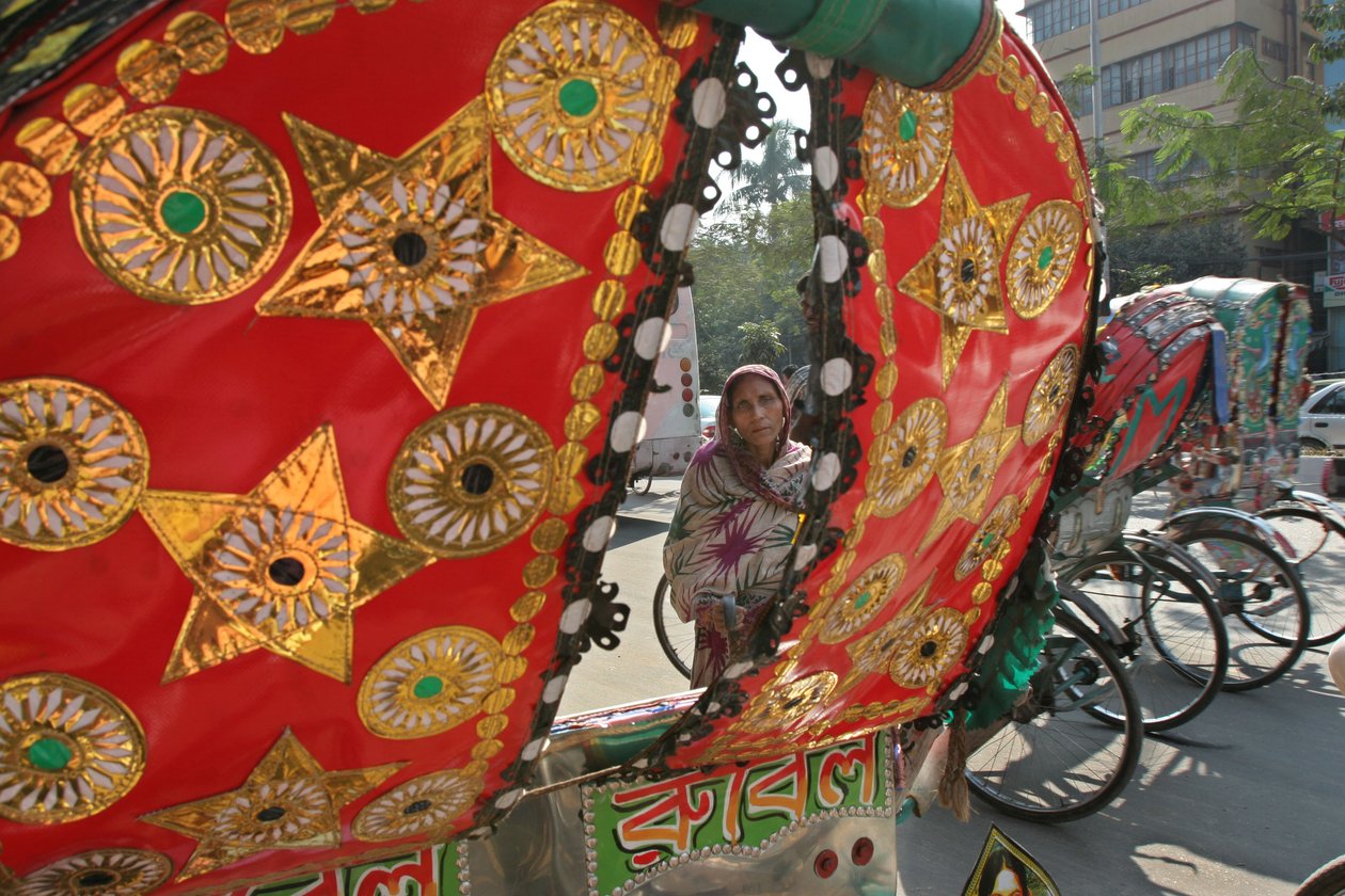 Rickshaws er et almindeligt transportmiddel i Bangladesh. Rickshaw dekoration er en populær og unik form for kunst. Normalt er billederne valgt af producenten. Billeder fra film eller religiøse a af Unknown