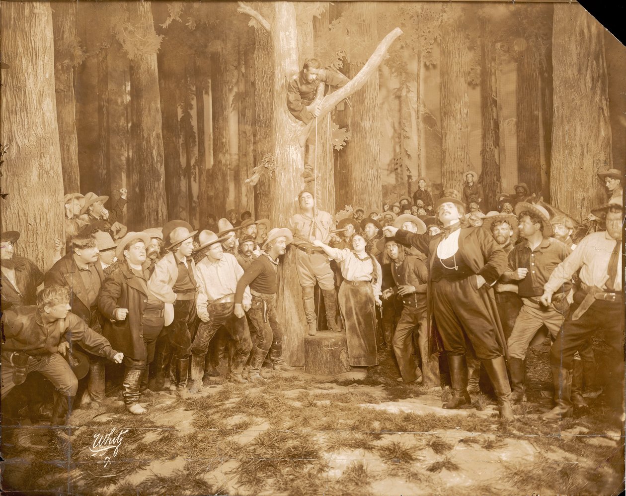 Scene fra La fanciulla del West af Puccini (1858-1924), 1910 (sepia foto) af Unknown