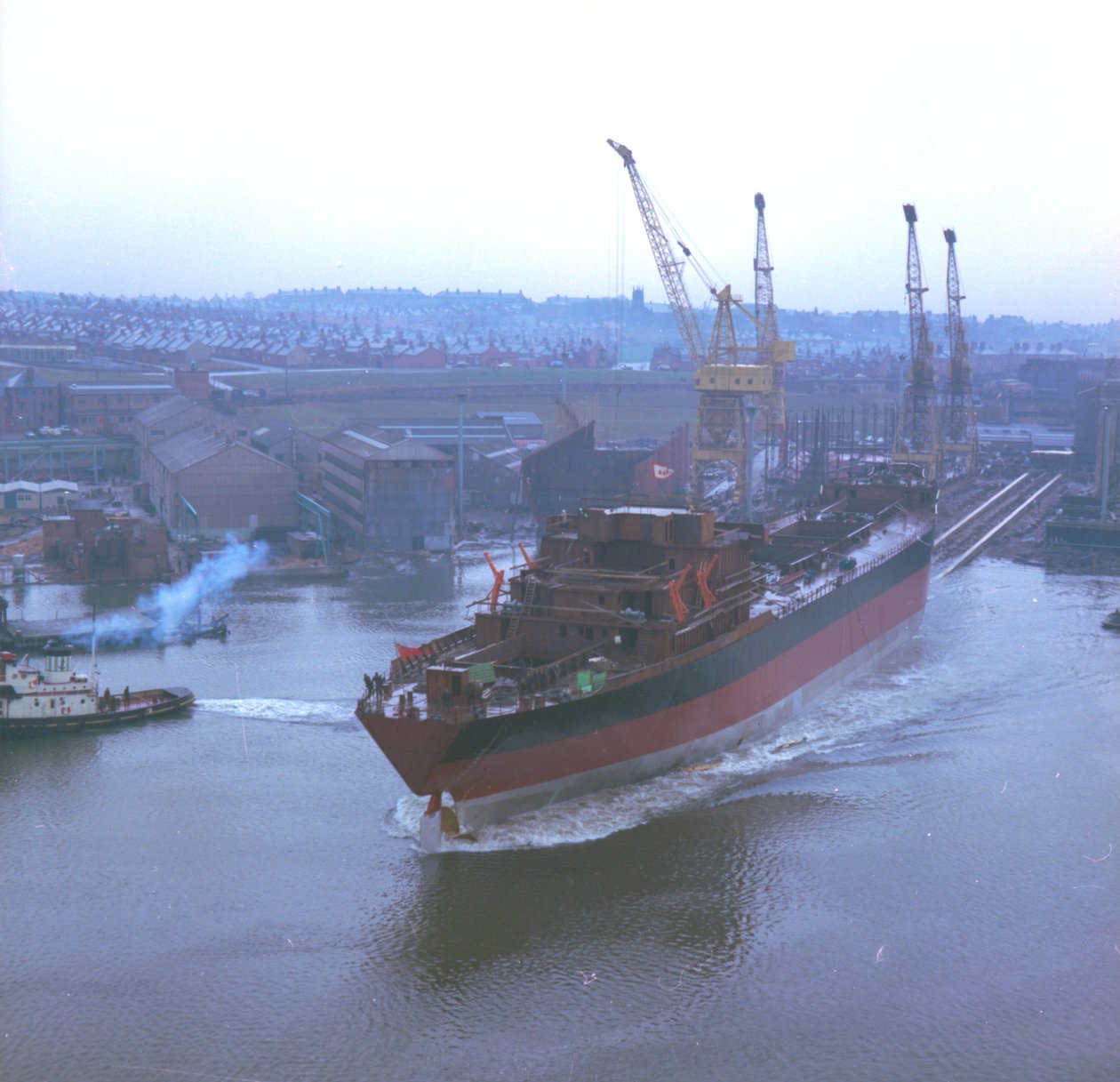 Udsigt over Nicola, den første SD14, da hun søsættes på Southwick skibsværft, Sunderland, 29. december 1967 (farvefoto) af Unbekannt Unbekannt