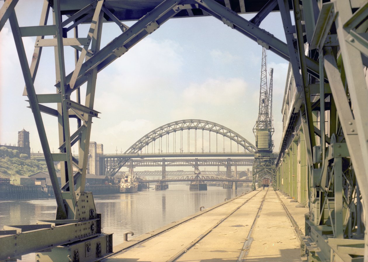 Udsigt over Tyne Bridge fra kajkanten, Newcastle upon Tyne, juli 1960 (farvefoto) af Unbekannt Unbekannt