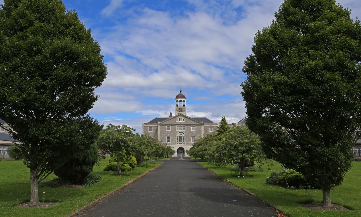 Se den centrale vej til Trafalgar-blokken på det tidligere Royal Naval Hospital, Plymouth af Unbekannt Unbekannt