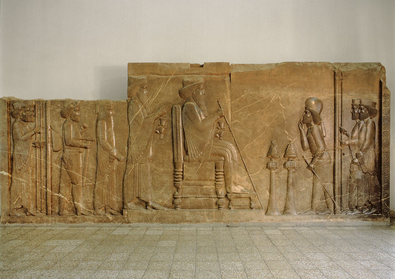 Publikumsrelief fra den nordlige facade af Apadana-trappen, Persepolis, forestillende Darius I den Store, med hans kronprins Xerxes (ca. 519-465 f.Kr.) stående bag ham, Artabanus, den store domprovst, foran af Achaemenid
