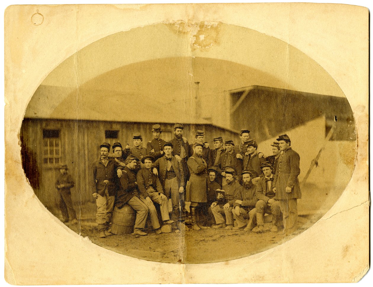 Ovalt fotografi af unionsofficer (sandsynligvis Alba M. Tucker) omgivet af sin stab i Louisville, Ky. (sepiafoto) af American Photographer