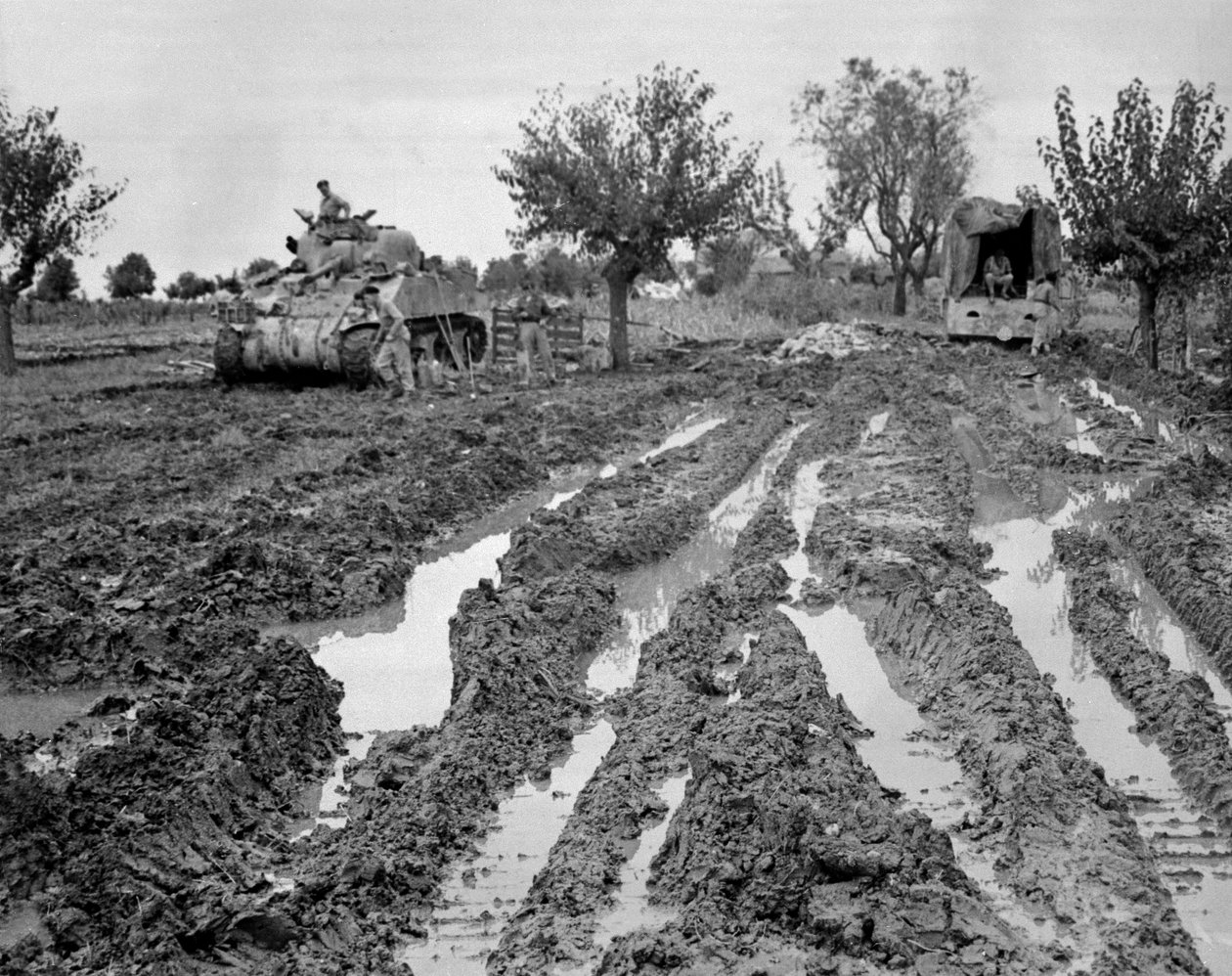 Sherman tank og en lastbil i mudret terræn, Italien, ca. 1943-45, fra en samling af 650 fotografier udarbejdet af Commando Association af American Photographer