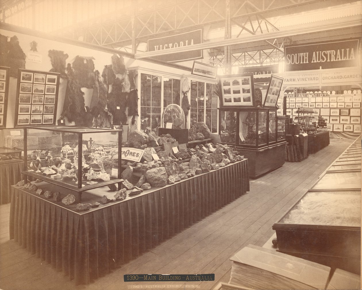 South Australian Exhibit, Main Building, Centennial International Exhibition, Philadelphia, 1876 (albumin print) af American Photographer