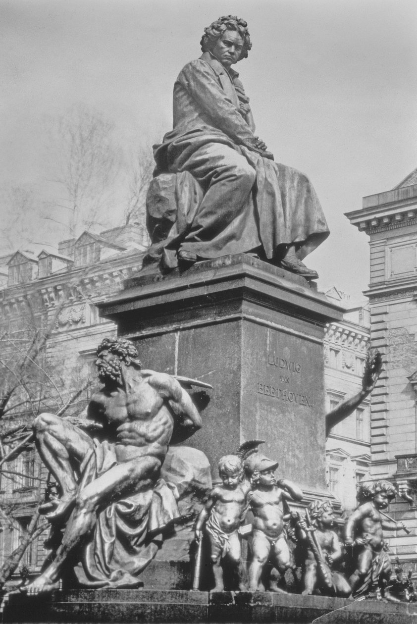 Monument til Ludwig van Beethoven, komponisten siddende på en piedestal over figurer, der hentyder til den niende symfoni, af Kaspar Ritter von Zumbusch (1830-1915), 1880 (bronze) af Austrian School