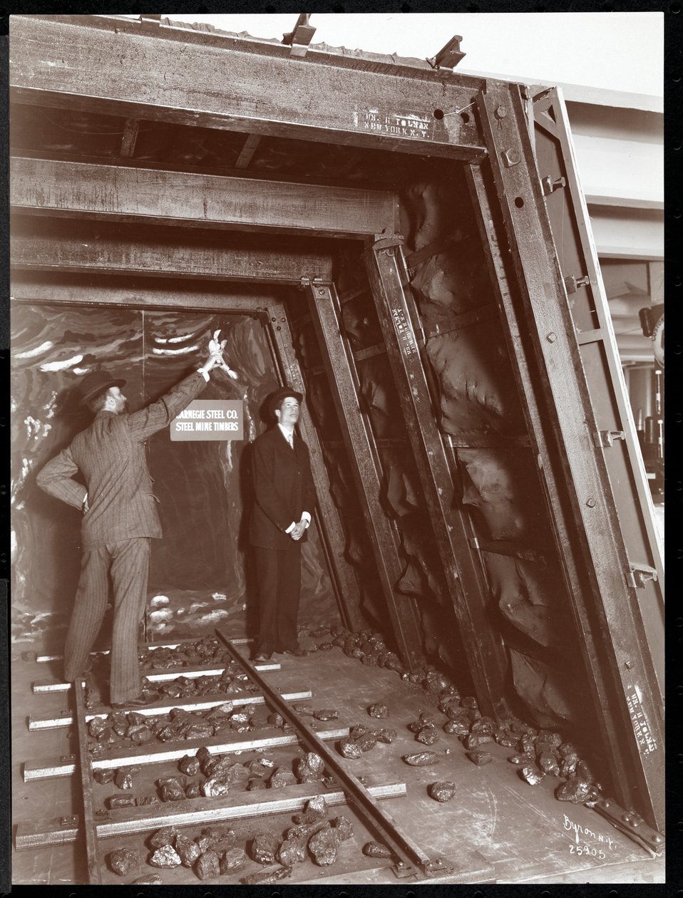 Udstilling af en mineskakt med stålminetømmer af Carnegie Steel Co. på Museum of Safety Appliances fra American Institute of Social Service, New York, 1908 (sølv gelatinetryk) af Byron Company