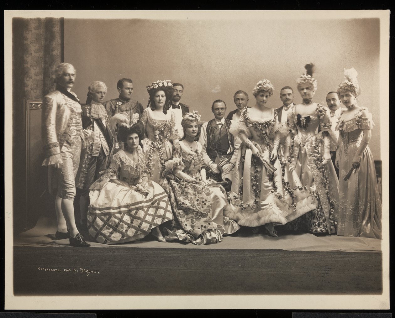 Gruppeportræt inklusive Edmund Lincoln Baylies (siddende i midten) og Ruth Payson (Mrs. E.L.) Baylies (stående tredje fra højre) ved James Hazen Hyde Ball, New York, 31. januar 1905 (sølvgelatine af Byron Company