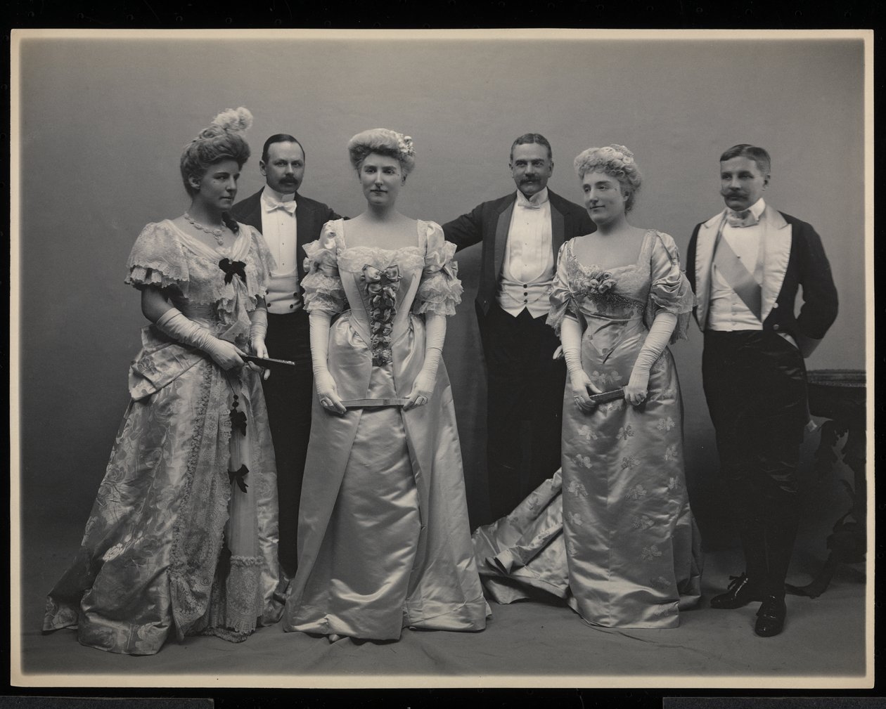 Gruppeportræt af Mrs. Douglas Robinson, Franklin Plumer, Miss Pauline Riggs, Mr. Charles Munn, Mrs. Garrick Riggs og Mr. Frederick Weeks ved James Hazen Hyde Ball, New York, 31. januar 1905 (sil af Byron Company