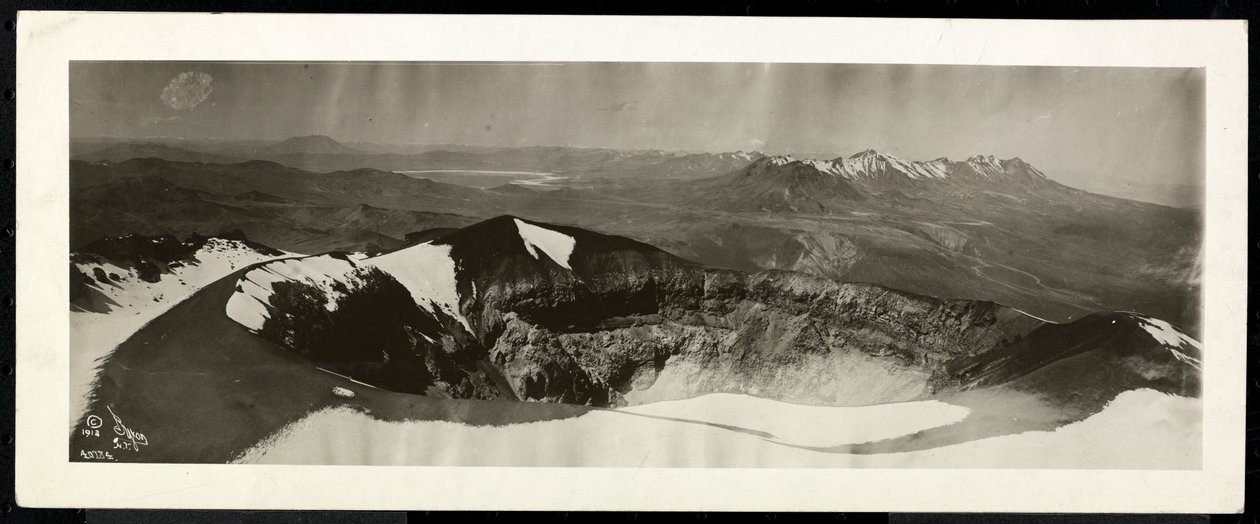Panoramaudsigt ovenfra af en række snedækkede bjerge, og hvad der ser ud til at være kanten af en vulkan, formentlig på eller nær Panamakanalen, 1913 (sølv gelatinetryk) af Byron Company