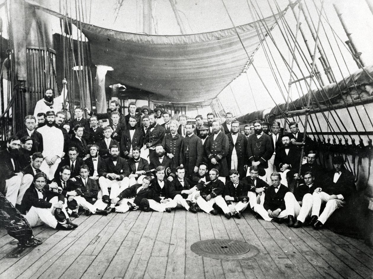 Britiske flådeofficerer på dækket, ca. 1870 af English Photographer