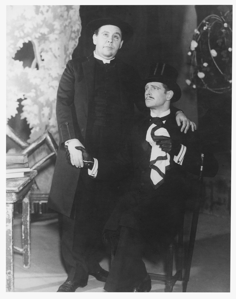 Charles Laughton som Canon Chasuble og Roger Livesey som John Worthing i The Importance of Being Earnest, af Oscar Wilde (1854-1900) på Old Vic Theatre, 5. februar 1934 af English Photographer