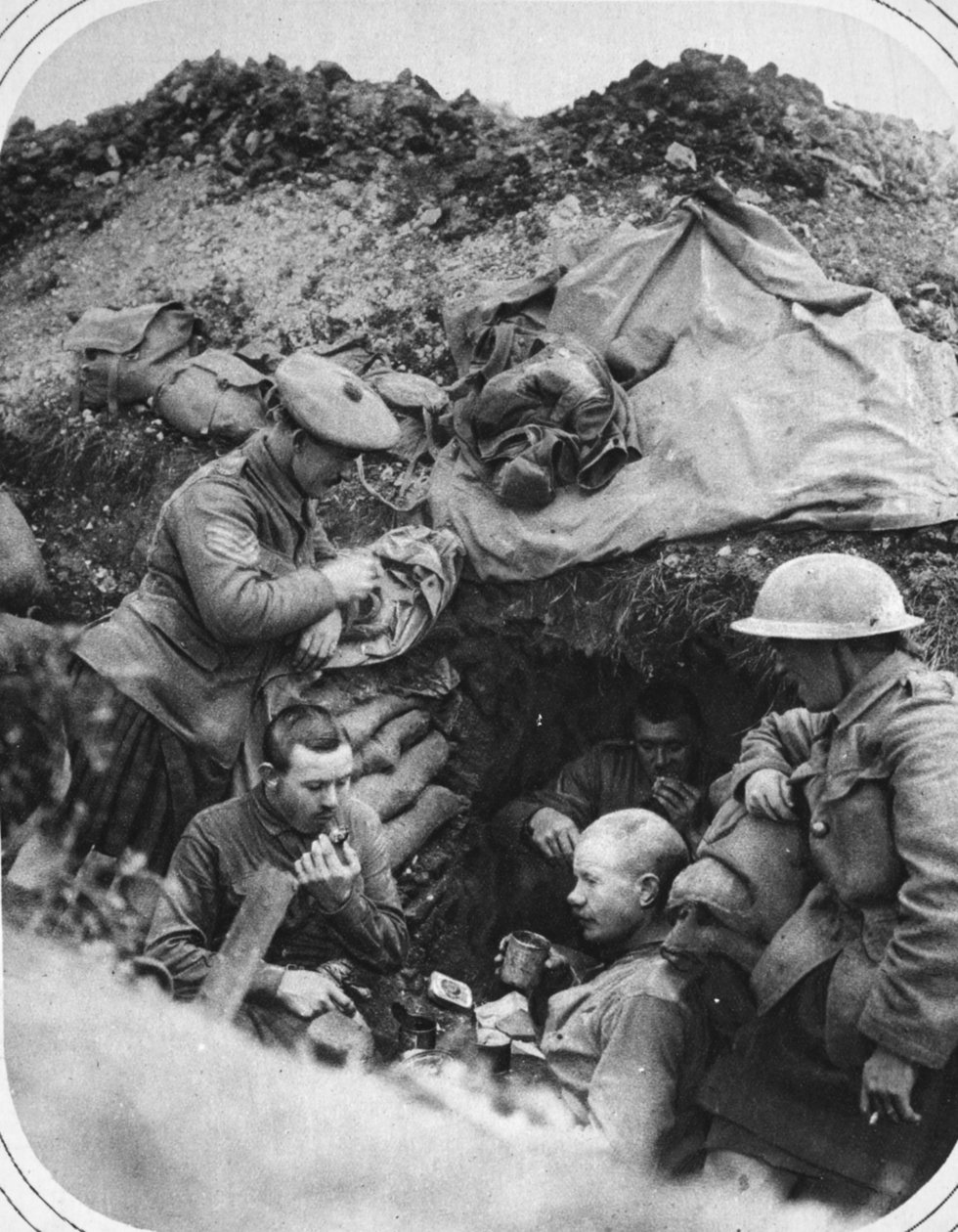 Middag i skyttegravene: En glad fest ved en udgravning under den britiske fremrykning, illustration fra The Illustrated War News, 6. september 1916 af English Photographer