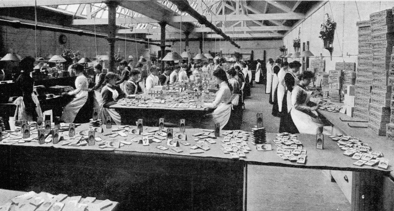 Fyldning af chokoladeæsker på en York-fabrik klar til Queens Teas, illustration fra The Graphic, 19. juli 1902 af English Photographer