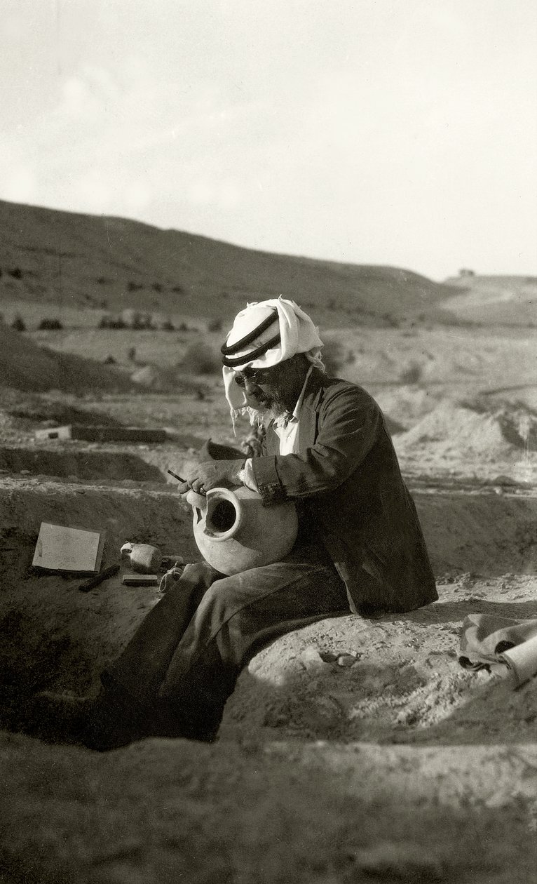 John Garstang i Jericho studerer en kande fra middelbronzealderen fra ca. 1800 f.Kr., 1930 af English Photographer