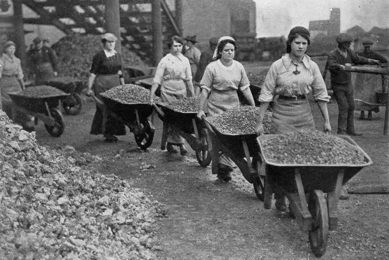 Kvinder barrowing Cola at a Gas Works, War Office-fotografier, 1916 (bw-foto) af English Photographer