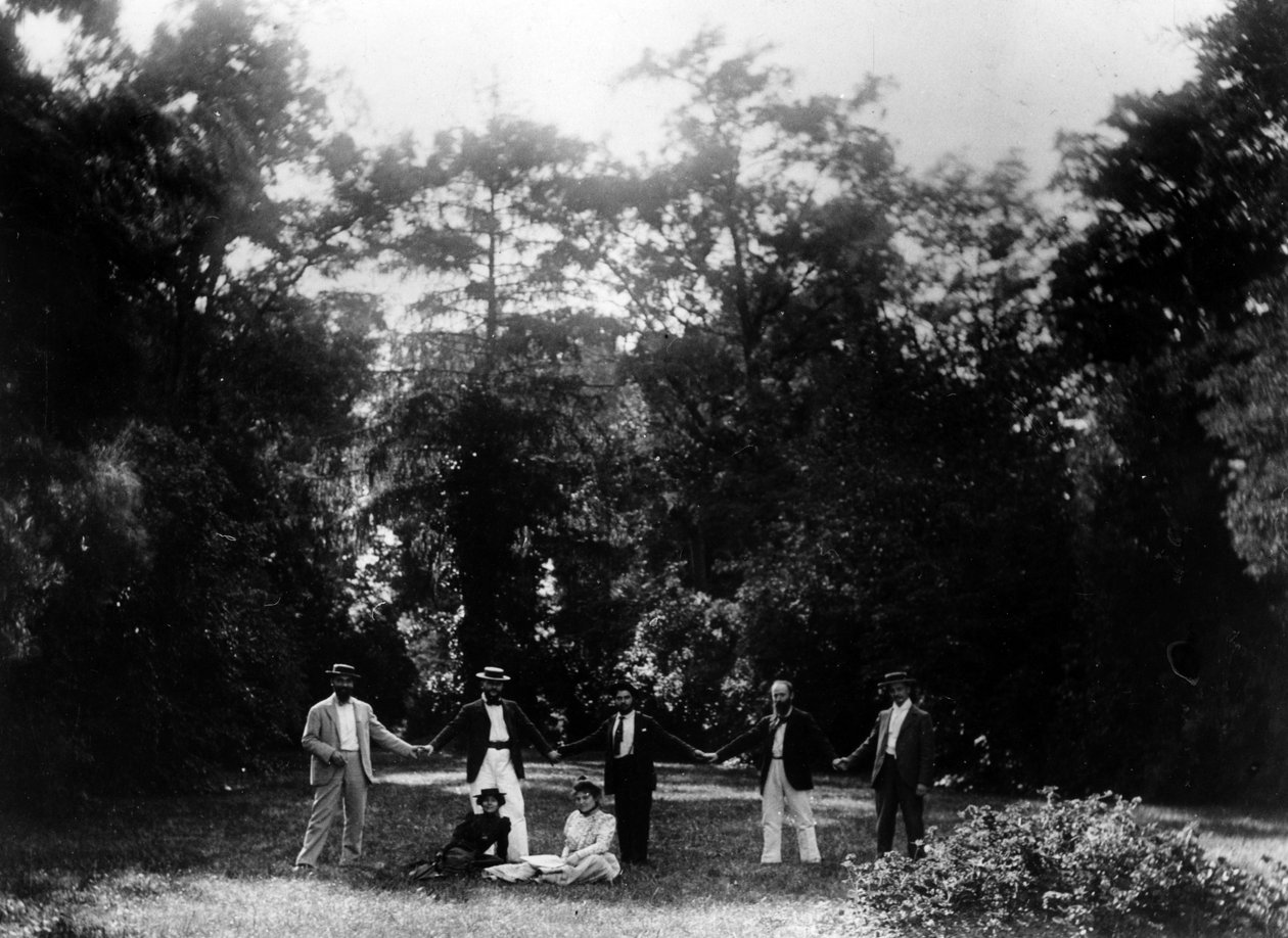 En gruppe venner holder hånd i haven til Le Relais, hjemsted for familien Natanson i Villeneuve-sur-Yonne, ca. 1899 af French Photographer