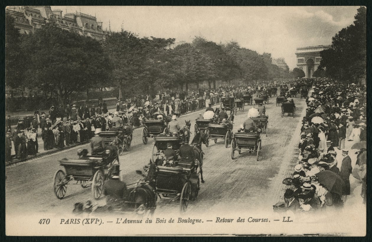 Postkort, der viser tilbagekomsten fra løbene, Avenue du Bois de Boulogne, Paris, ca. 1900 (photolitho) af French Photographer