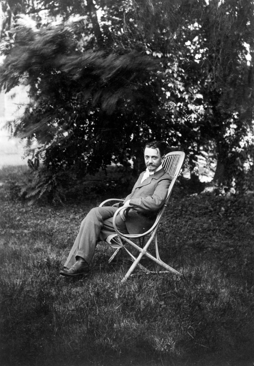Maleren Félix Vallotton sidder i haven til Relais, Natansons hus i Villeneuve sur Yonne af French Photographer