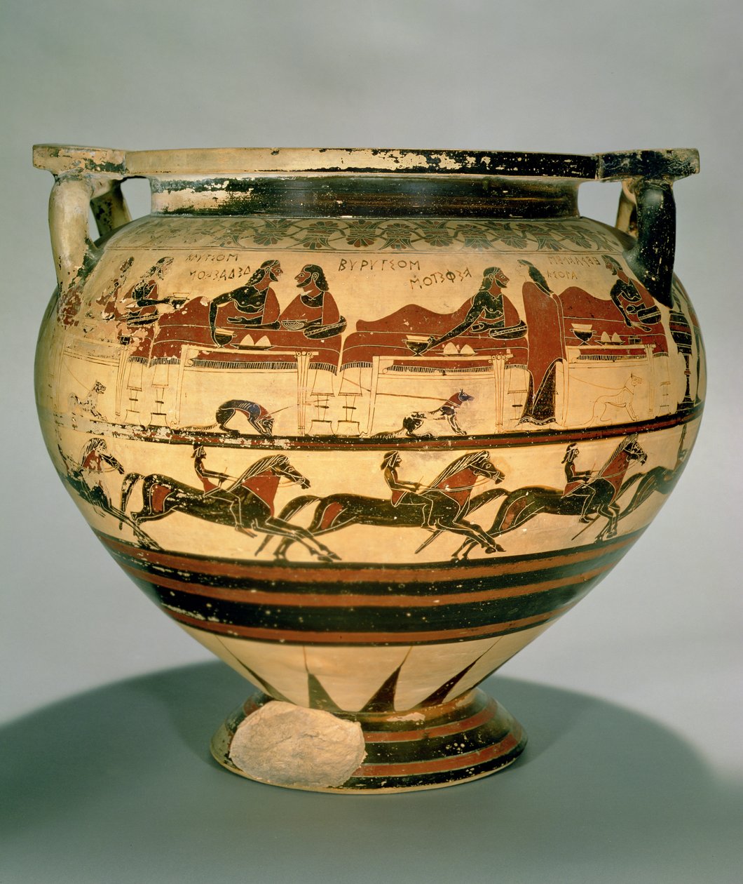Tidlig korinthisk sort-figur søjle-krater, der skildrer Herakles spisende med Eurytios og hans sønner, opvartet af Iole, over en række ryttere, fra Cerveteri, ca. 600 f.Kr. (keramik) (se også 92575) af Greek
