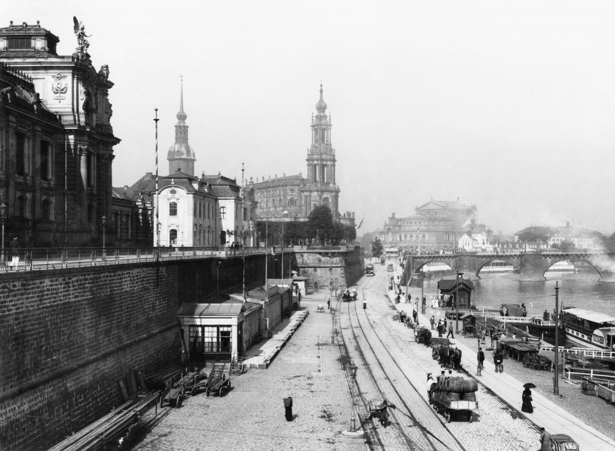 Udsigt over Dresden fra Bruehlsche Terrasse på Katholische Hofkirche, ca. 1910 af Jousset