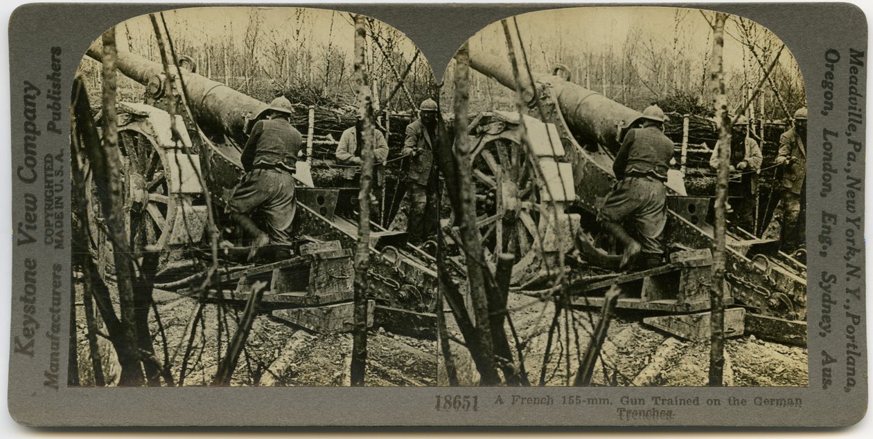 Vandret, sepia stereokort, der viser tre uniformerede franske soldater, der arbejder med en 155 mm feltartillerikanon. Keystone stereograf nummer 18651 af Keystone View Company