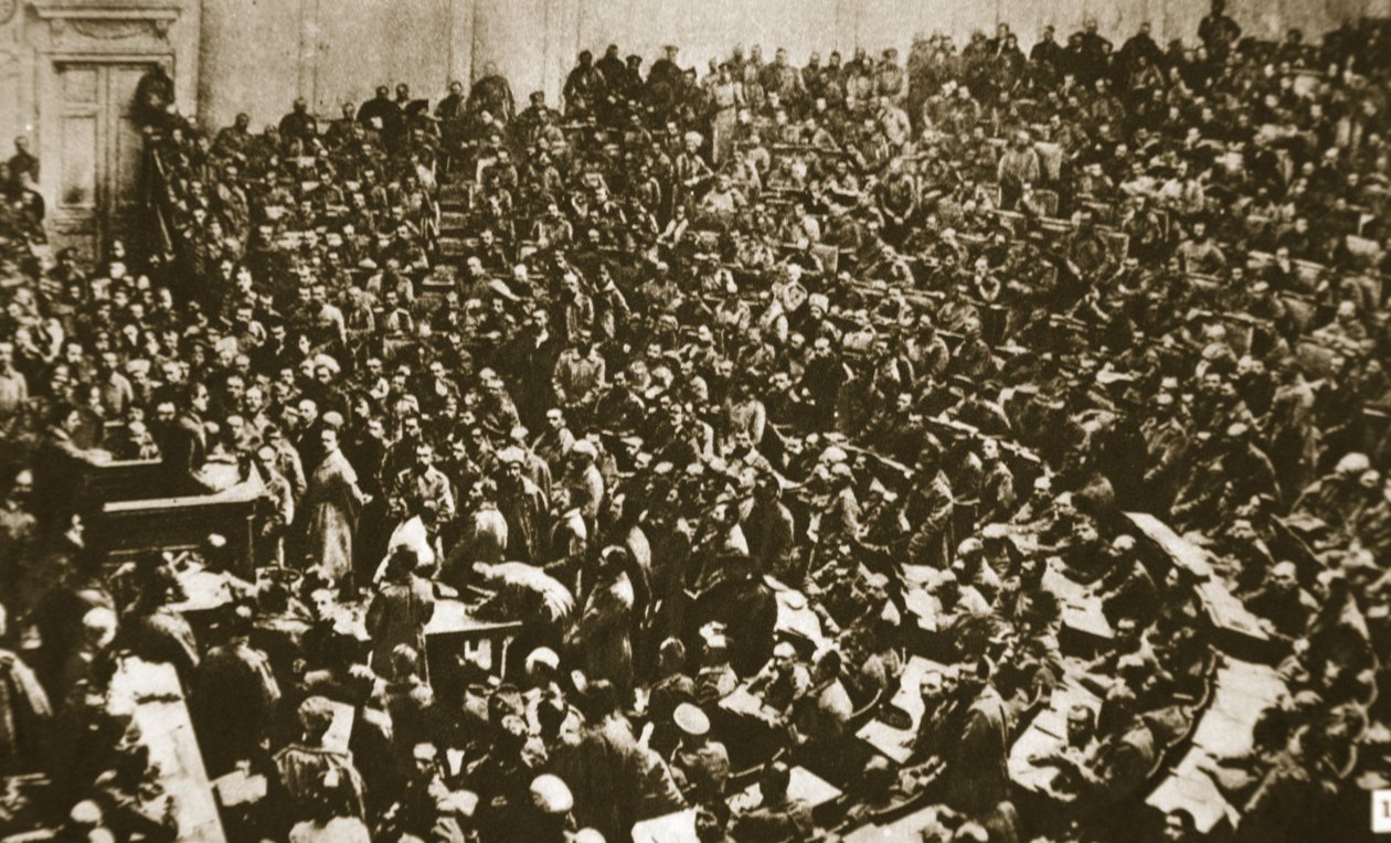 Arbejdere og soldater invaderer Dumaen, 1917 (sepia-foto) af Russian Photographer