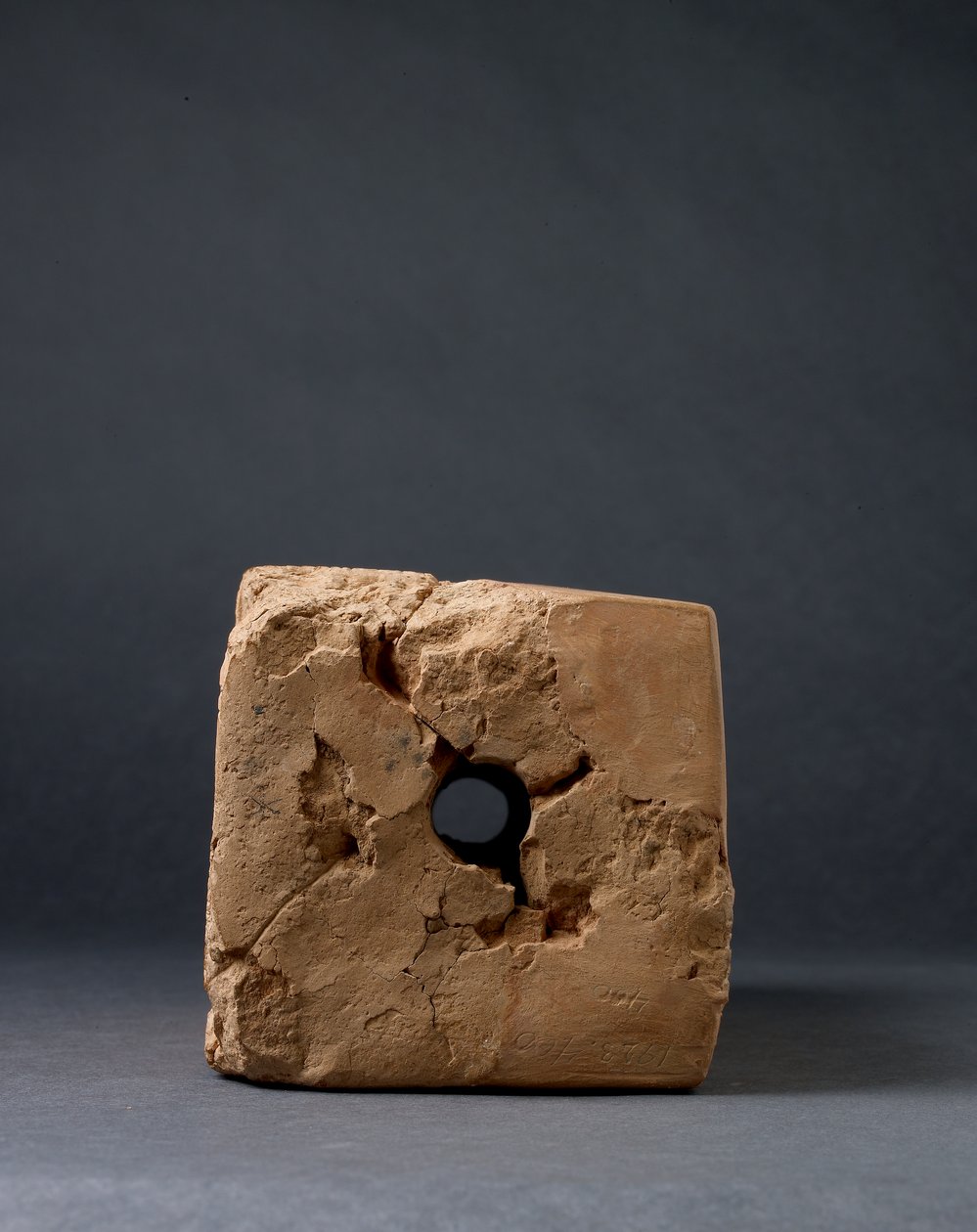Prisme af brændt ler ("Weld-Blundell-prisme") med den sumeriske kongeliste med herskere fra "før syndfloden" til kong Sin-magir af Isin (ca. 1827-17 f.Kr.) indskrevet i kileskrift, sandsynligvis fra Larsa, af Sumerian
