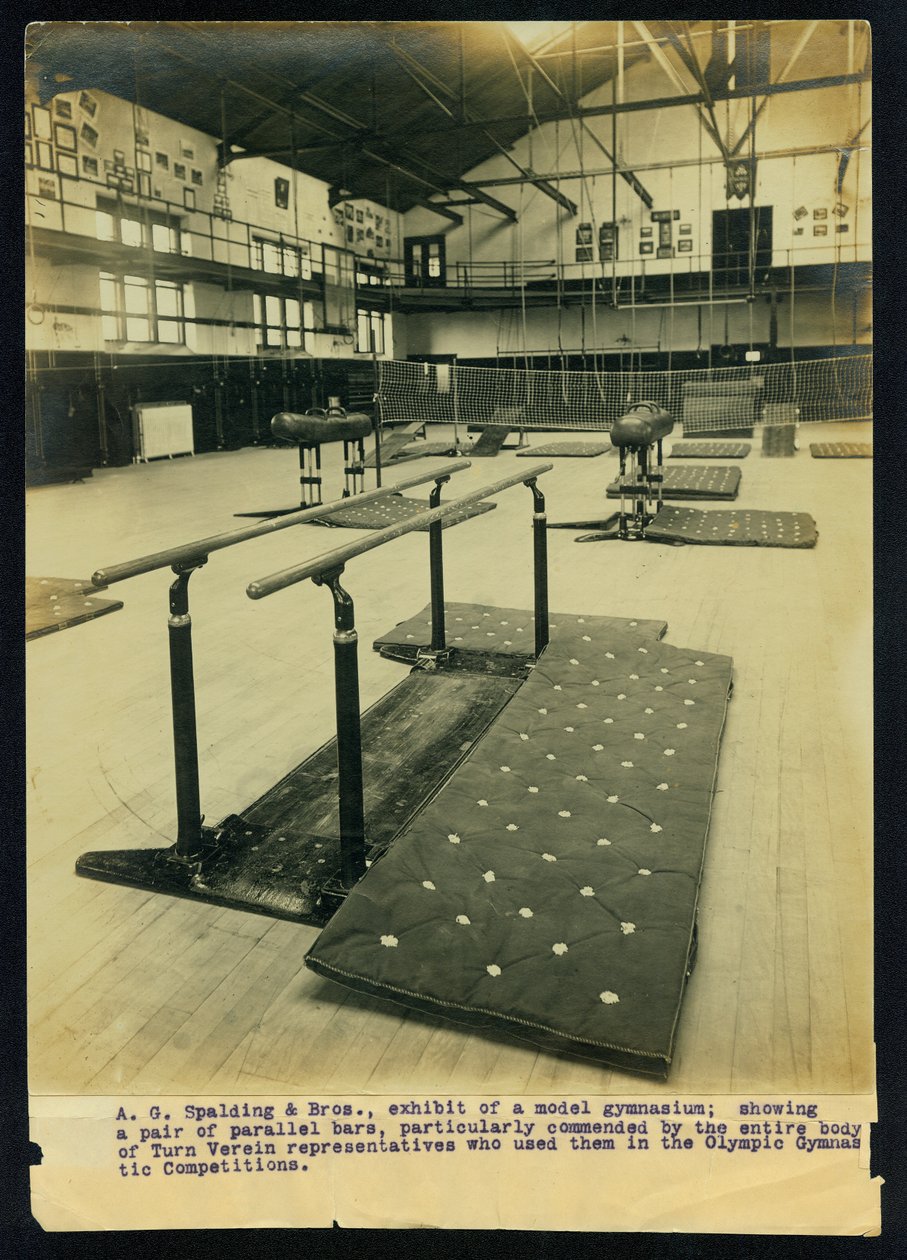 A. G. Spalding og Bros., udstilling af en model gymnasium; viser et par parallelle stænger, især rost af hele kroppen af Turn Verein -repræsentanter, der brugte dem i de olympiske gymnastikkonkurrencer af Unknown