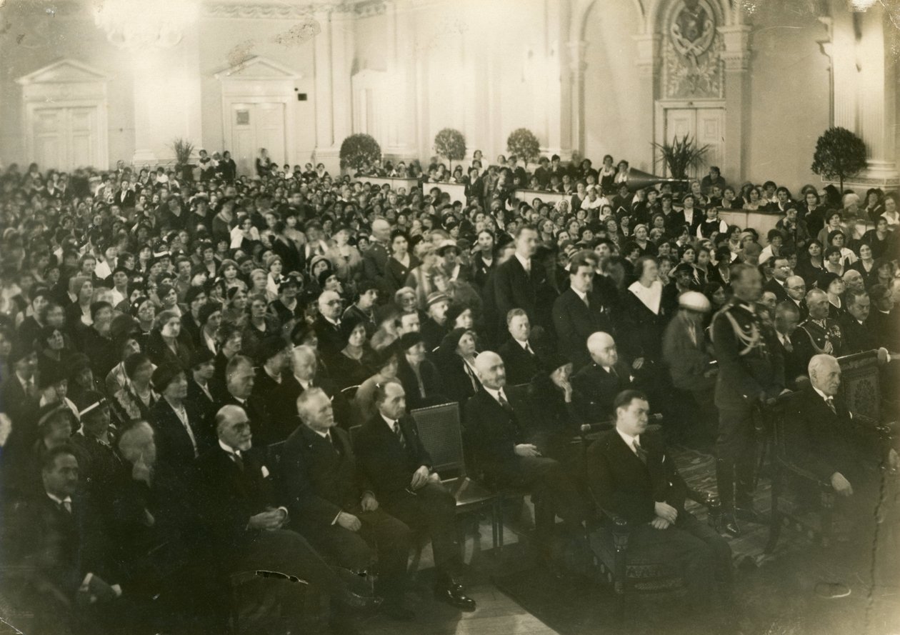 En plenum med Związek Pracy Obywatelskiej Kobiet, en polsk kvindeorganisation, i Warszawa, 1933. Sittin yderst til højre i republikken, Ignacy Mościcki af Unknown