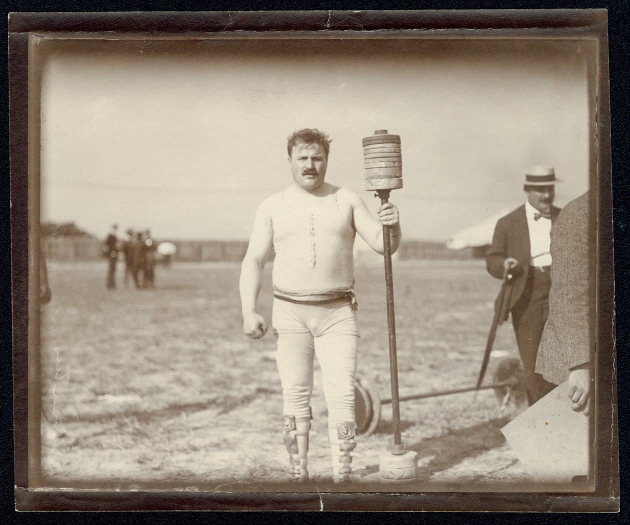 Fred Winters, konkurrent i vægtstangskonkurrencen ved OL i 1904, der poserede med vægte af Unknown