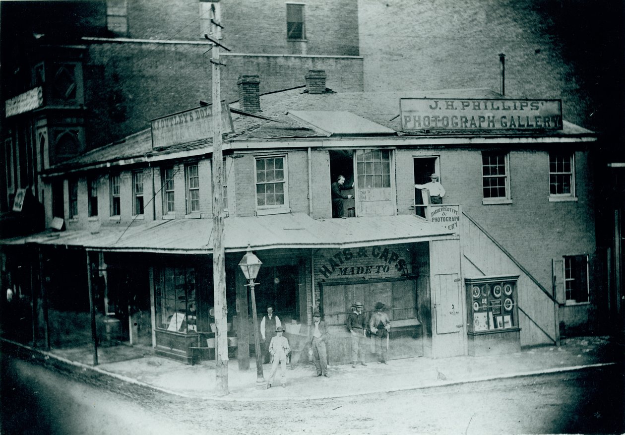 J.H. Phillips Daguerrean Gallery, sydvestlige hjørne af Third Street (Memorial Drive) og Washington Avenue af Unknown