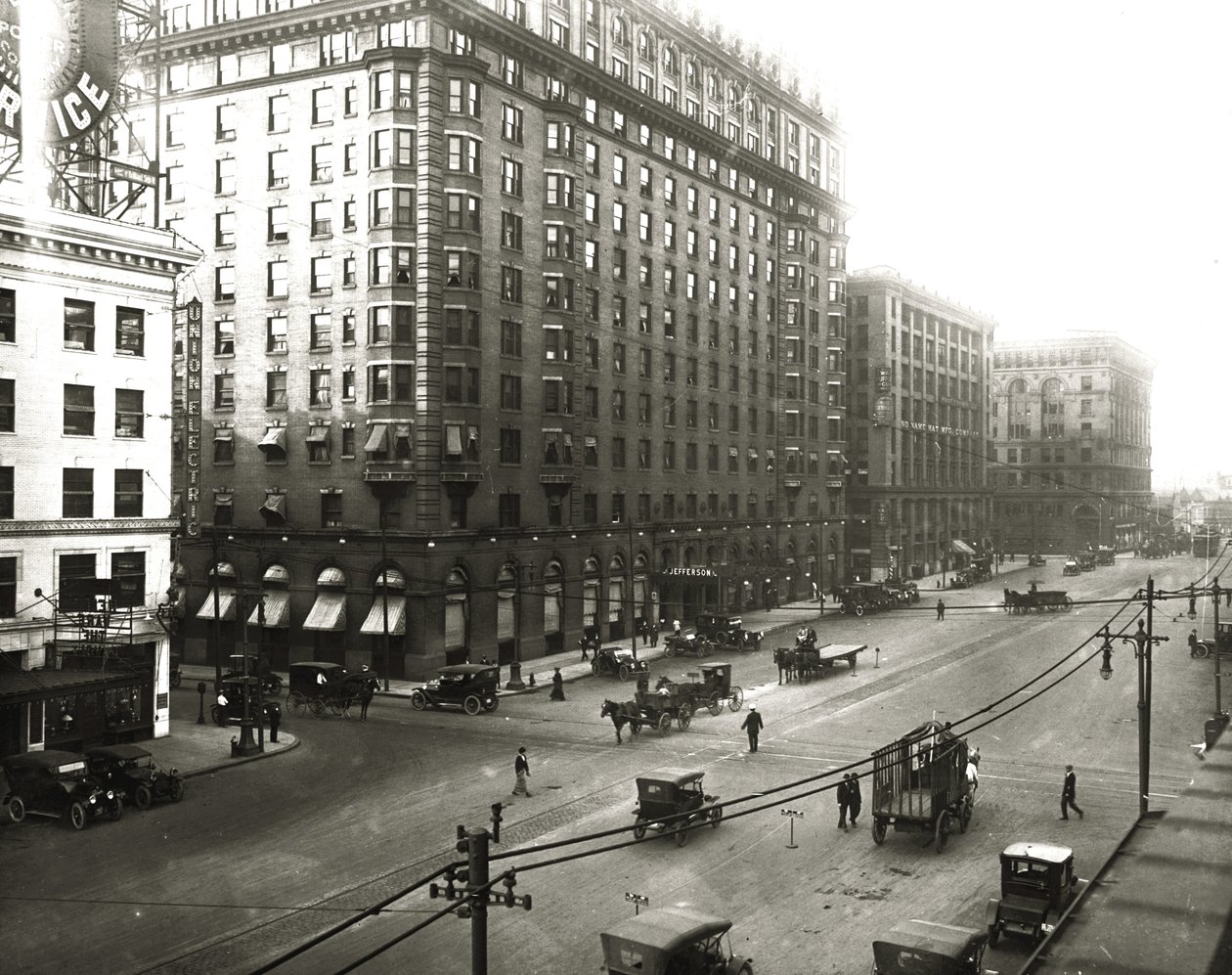 Jefferson Hotel og Union Electric bygninger i skæringspunktet mellem tolvte og Locust Streets af Unknown