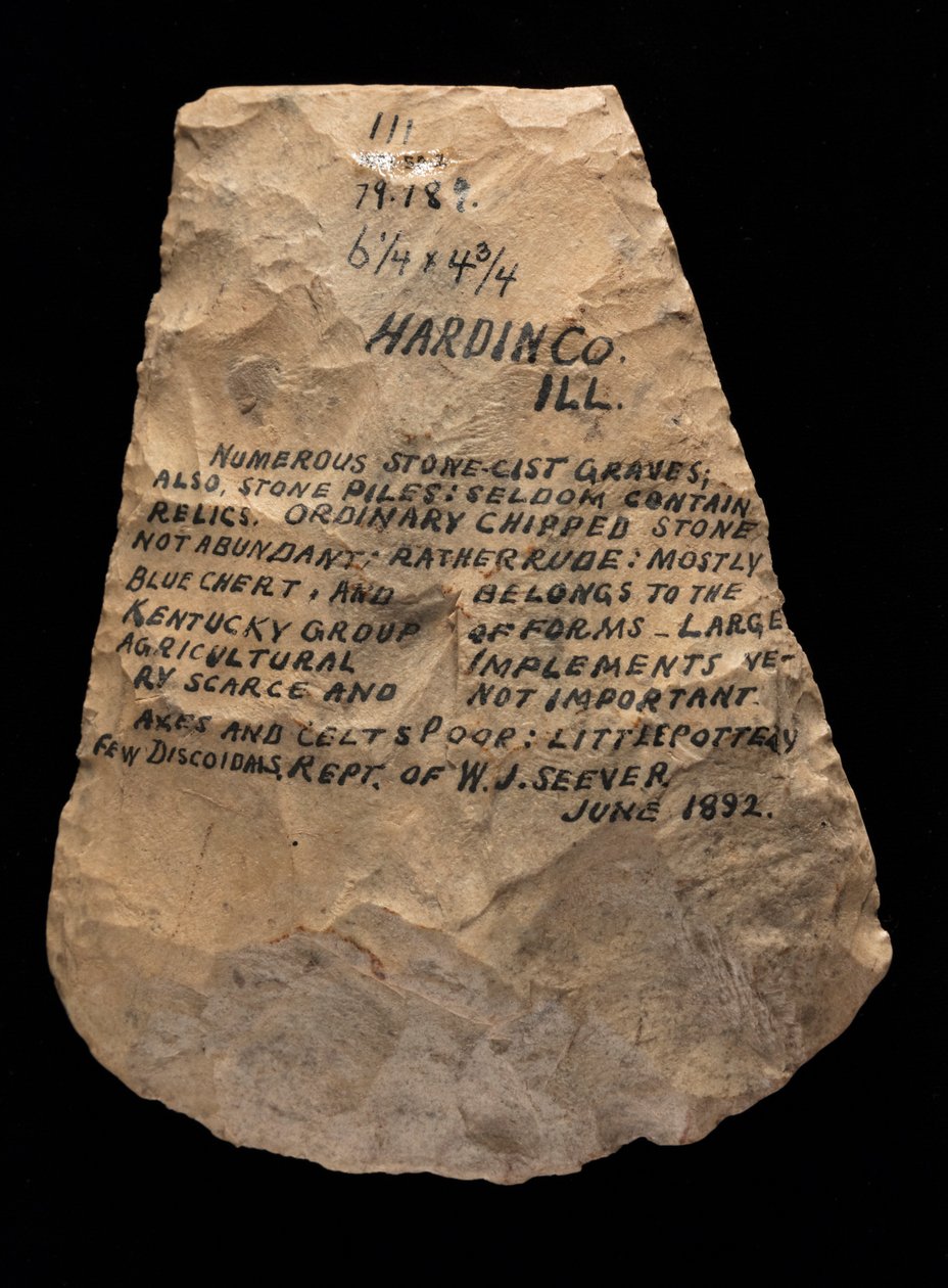Mississippian blusset hakkeblad fremstillet af Mill Creek chert. Denne artefakt blev indsamlet i Hardin County, Illinois af Unknown