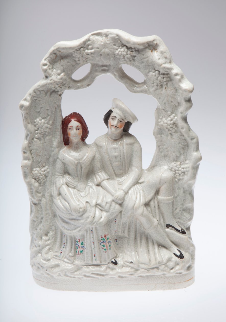 Staffordshire keramikfigur af et siddende par, der holder hinanden i hånden. Muligvis en bryllupsscene af Unknown