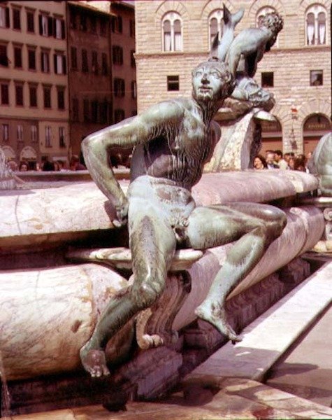 Neptuns springvand, detalje af en siddende figur af Giambologna
