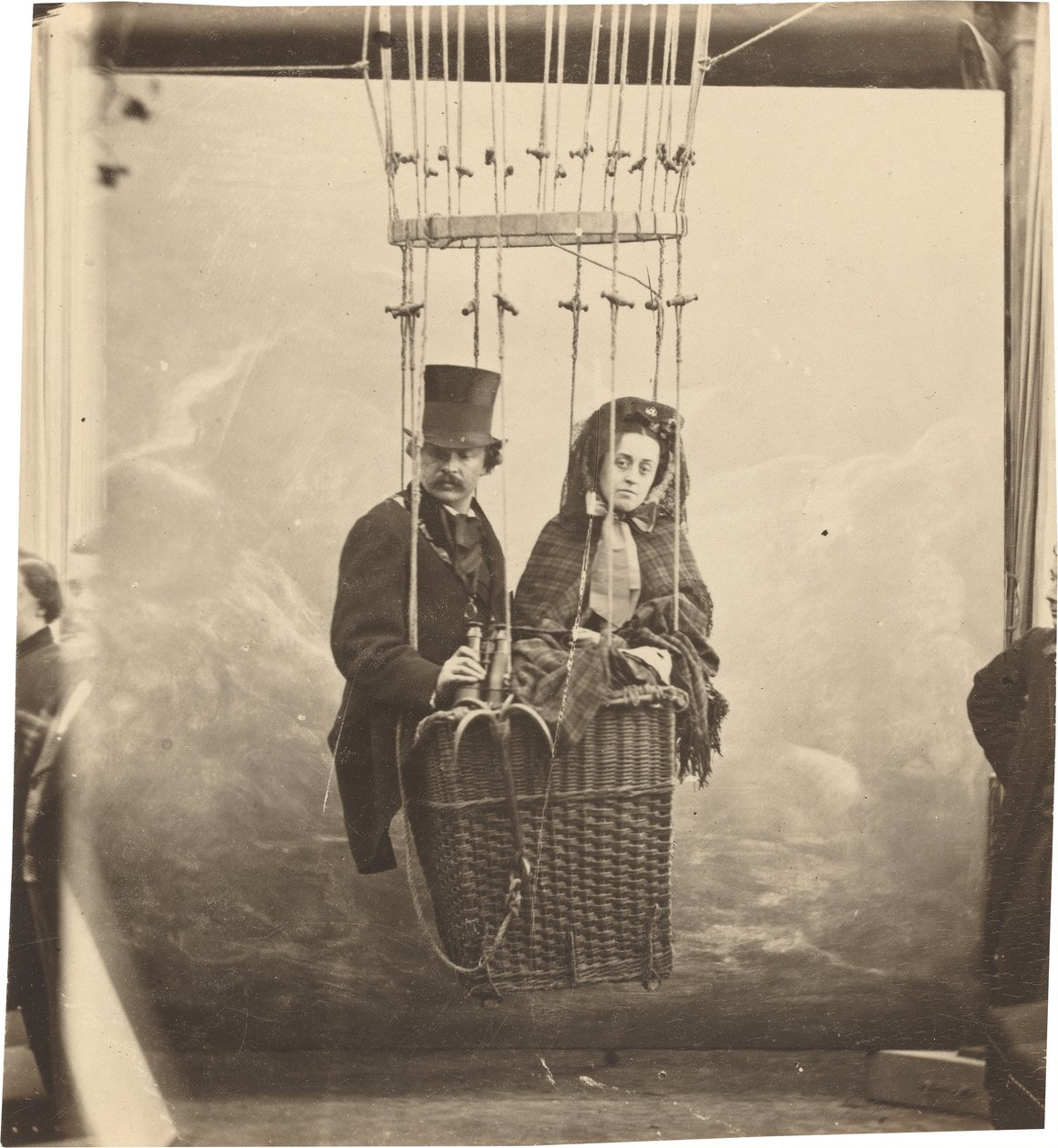 Selvportræt med hustruen Ernestine i en ballon-gondol,ca. 1865, trykt ca. 1890 (foto) af (1820 1910) Nadar
