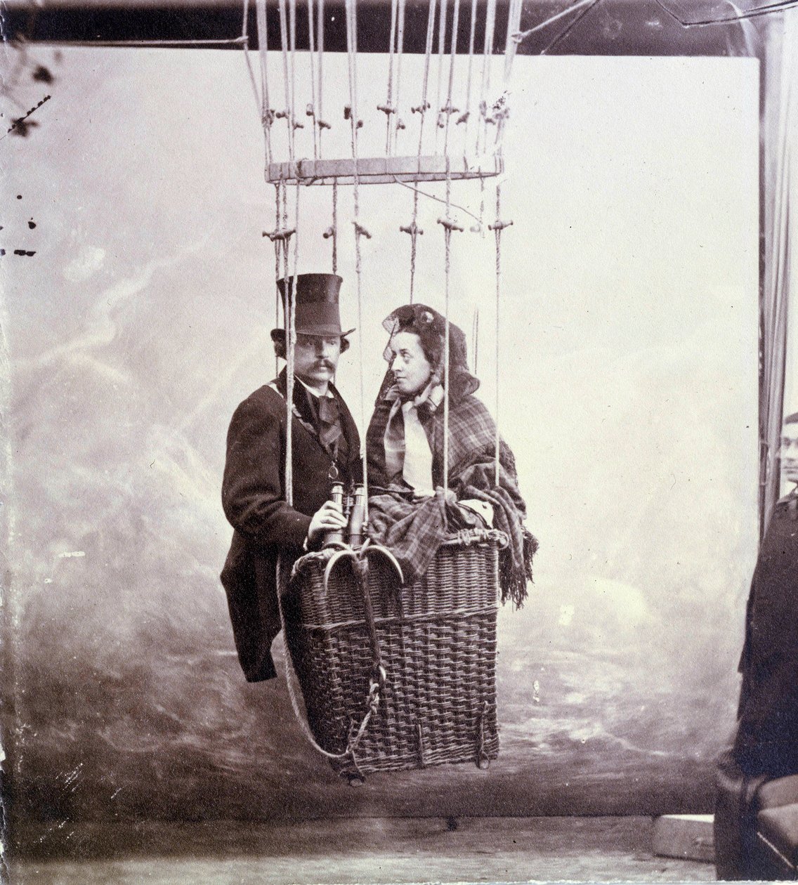 Fotografisk portræt af fotograf og aerostatpilot Felix Tournachon dit Nadar (1820-1910) og hans kone poserer i en ballonkurv af Nadar