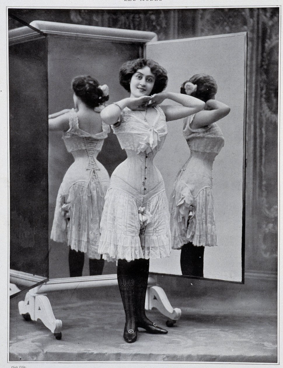 Model præsenterer Thylda-korsettet, foto Félix - i "" Les Modes", dec. 1907. af (after) Felix Studio