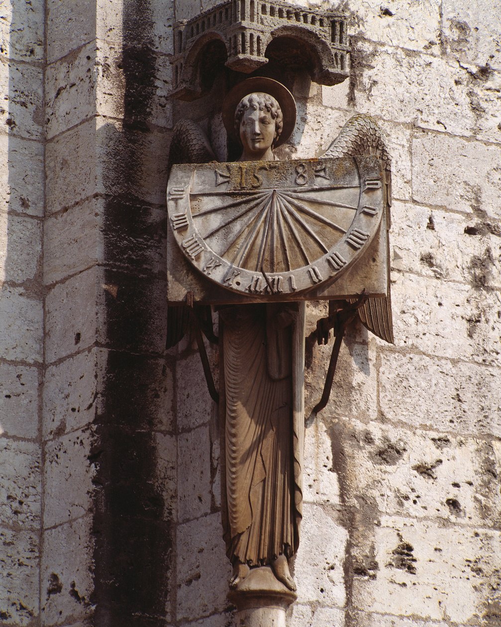 Gotisk kunst: "" Repræsentation af englen på skiven" Skulptur fra det 20. århundrede efter en original fra det 16. århundrede bevaret i krypten, det sydvestlige hjørne af Basilica Notre Dame de Chartres (Eure et Loir) (engel med solur) , katedralen N af (after) French School