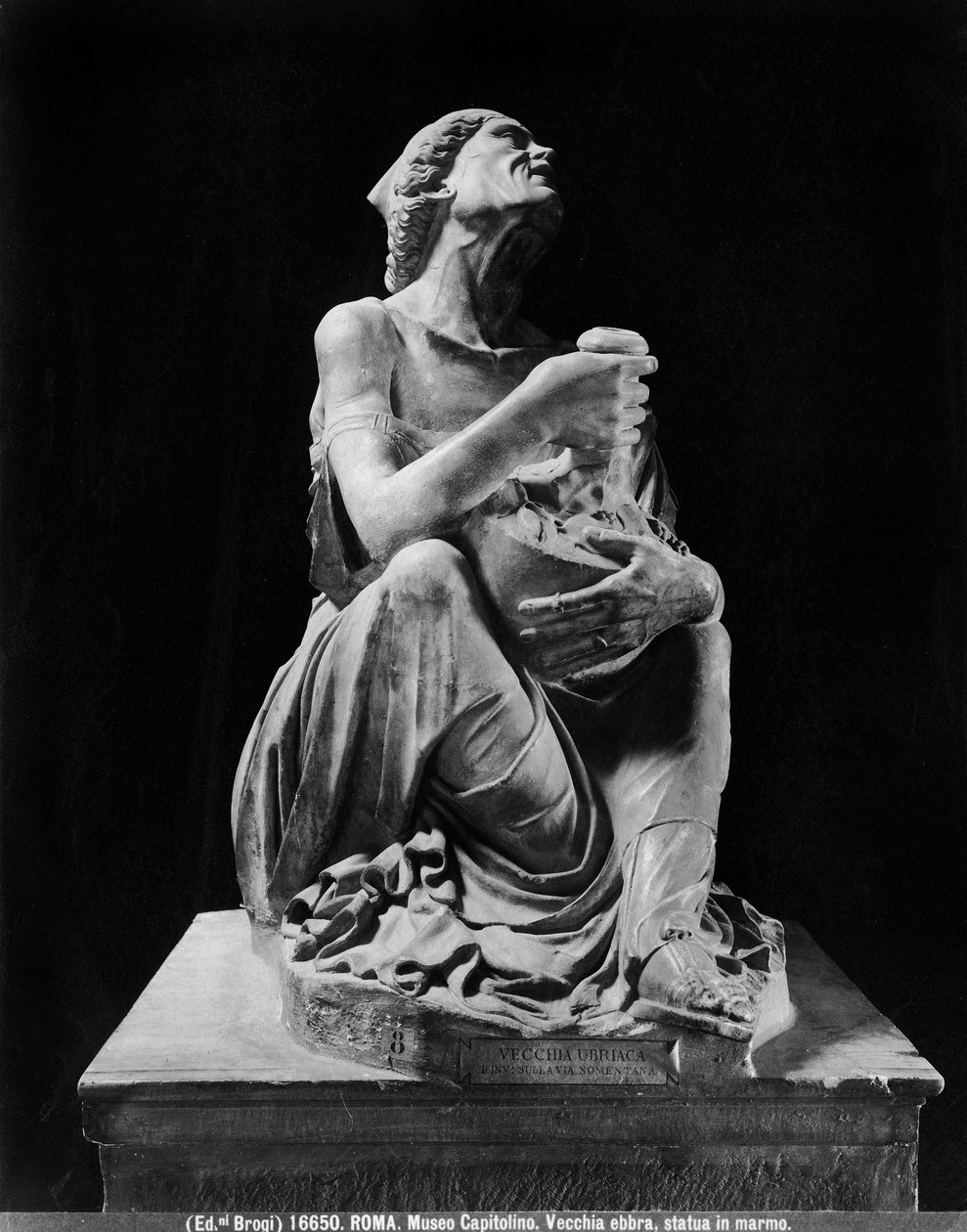 Statue af en gammel beruset kvinde, der holder et vinskind (marmor) af (after) Myron