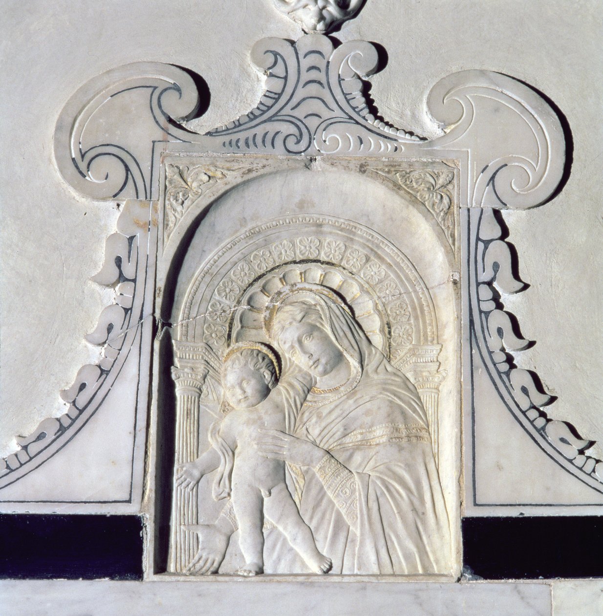 Bas-relief af en Madonna og et barn (marmor) af (attr. to) Donatello