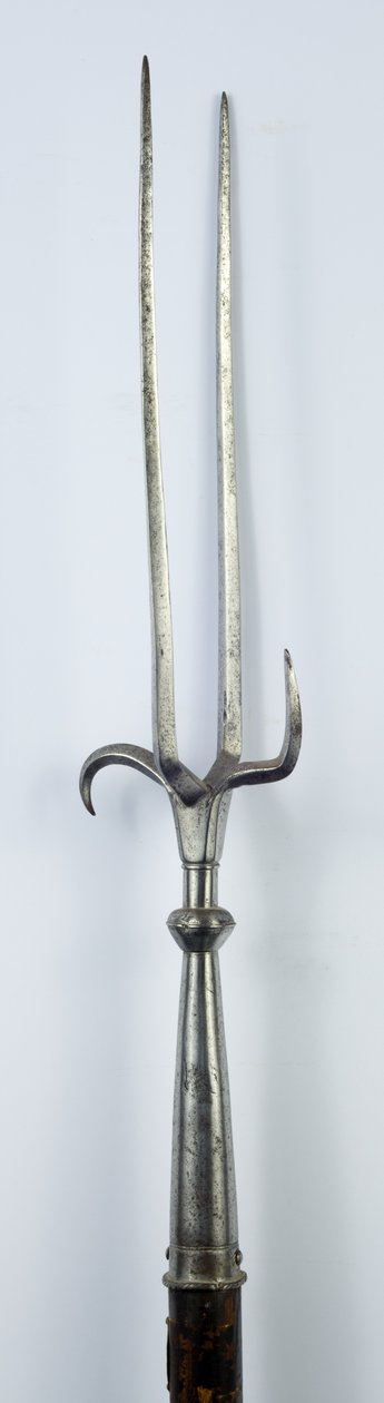 Militærgaffel, ca. 1600 (jern med restaureret træ) af (attr.to) Italian School